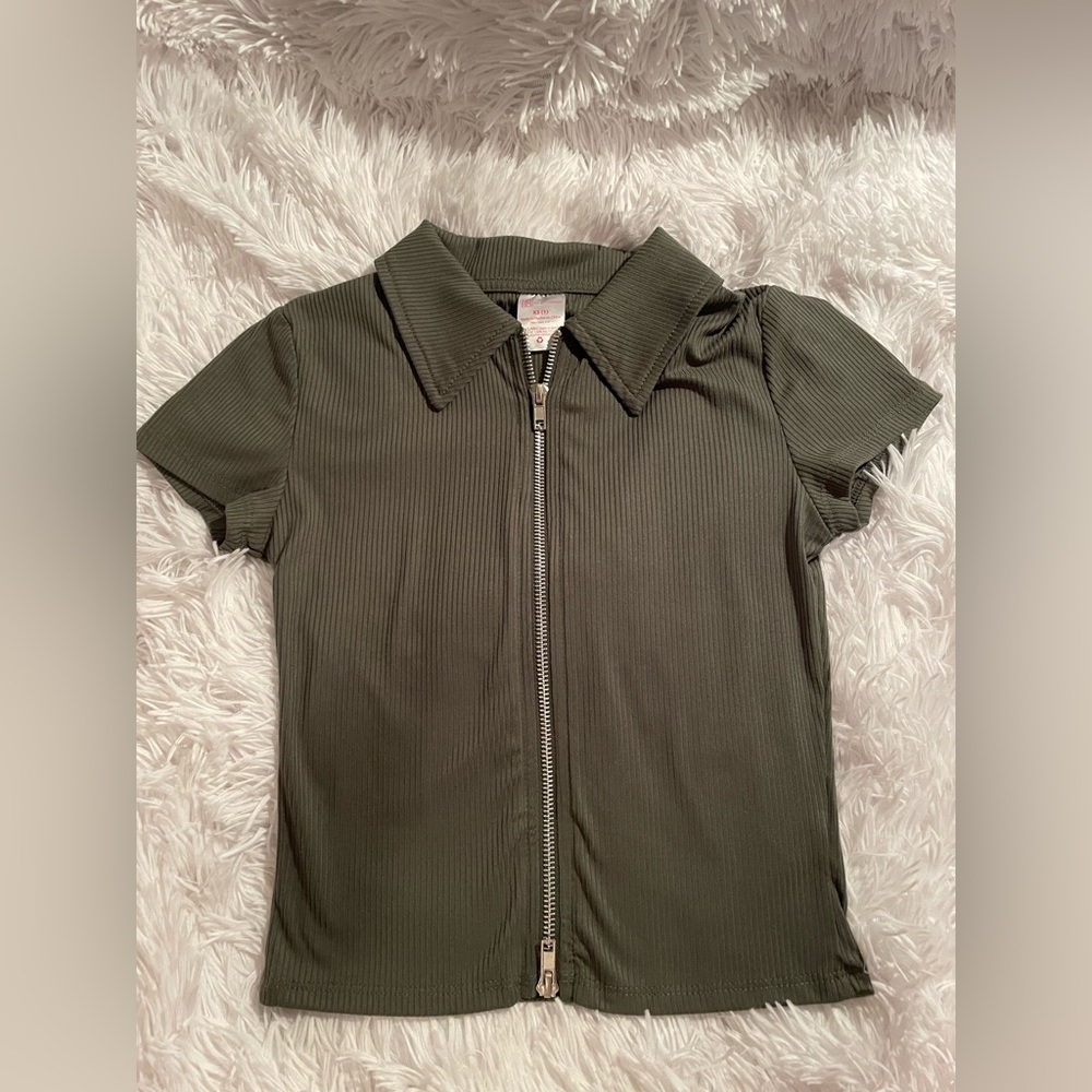 green zip up top crop